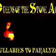 Il testo EVERYBODY KNOWS THAT YOU ARE INSANE dei QUEENS OF THE STONE AGE è presente anche nell'album Lullabies to paralyze (2005)