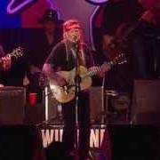 Il testo ANGEL FLYING TOO CLOSE TO THE GROUND di WILLIE NELSON è presente anche nell'album Live at billy bob's texas (2004)