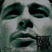 Il testo PER AVERTI QUI di FABRI FIBRA è presente anche nell'album Turbe giovanili (2002)