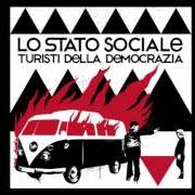 Il testo SONO COSÌ INDIE di LO STATO SOCIALE è presente anche nell'album Turisti della democrazia (2012)