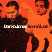 Il testo GET OUTTA TOWN dei DANKO JONES è presente anche nell'album Born a lion (2002)
